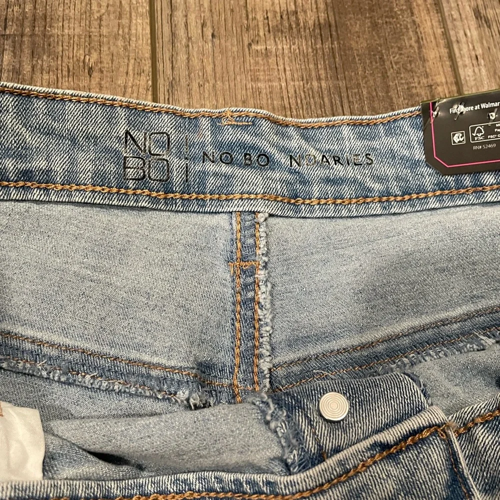 No Boundaries light wash women’s blue denim jeans size 17 - Picture 3 of 5